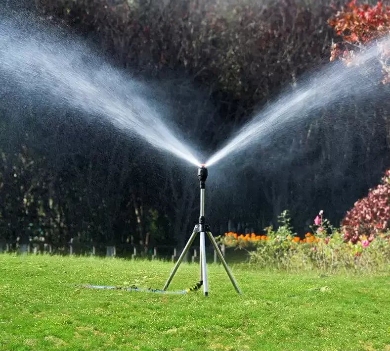 Gardexon – Sprühgerät 360° Edelstahl-Stativ – Gartenbewässerung