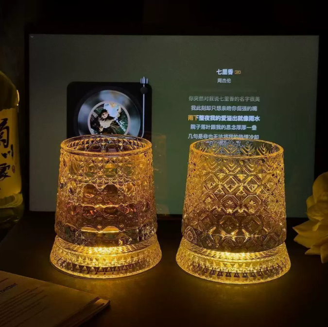 Drehendes Whiskeyglas mit LED-Leuchtsockel